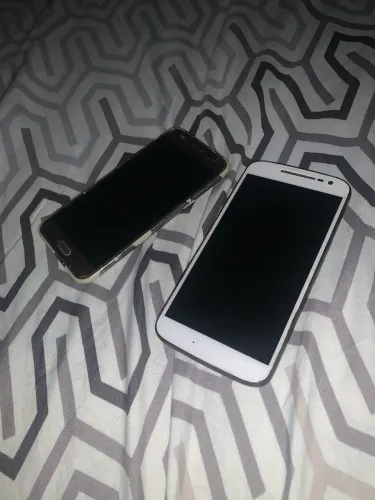 Dois celulares Moto g4 e Samsung