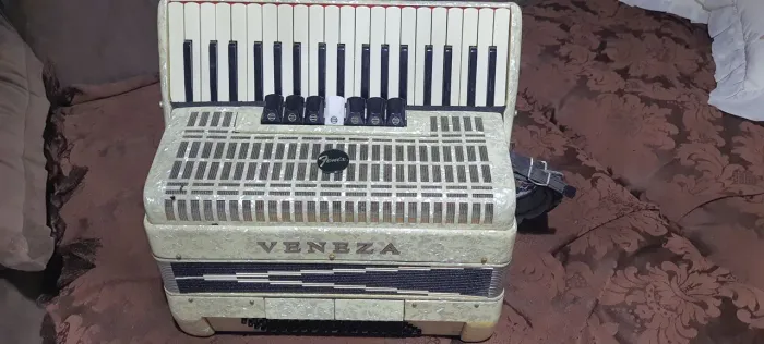 Acordeon Veneza 80 baixos