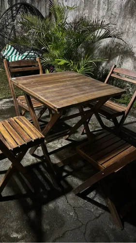 Jogo de mesa com 4 cadeiras dobráveis 