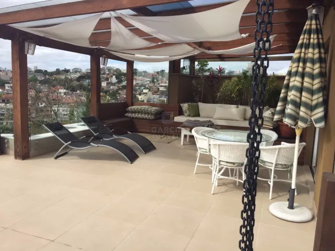 Cobertura à venda com 3 quartos no bairro Chácara Das Pedras/Porto Alegre.