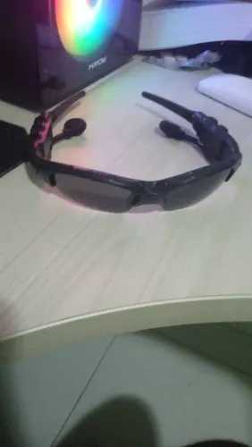 Óculos com fone de ouvido embutido