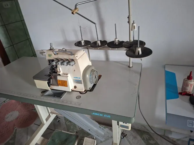 Máquina de Costura Industrial Overlock Jack 4 Fios com Mesa e Rodízios