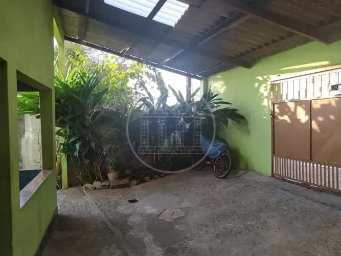 Vendo casa para renda de aluguéis, bem espaçosa,com 4 casas no quintal, 3 vagas de garagem