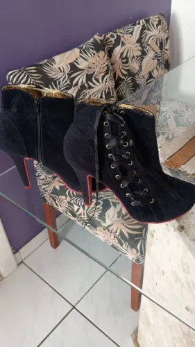 Vendo uma bota nova.