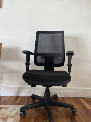 Cadeira de escritório média porte preta Plaxmetal