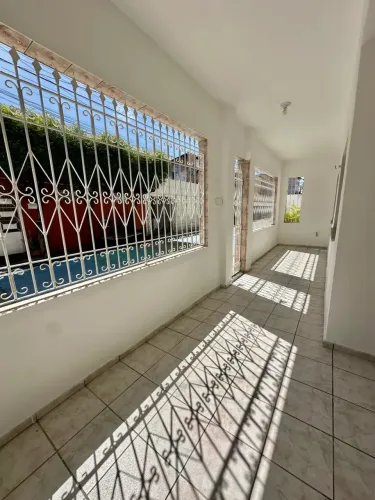 Ampla casa Cidade 2000