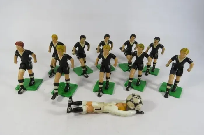 TIME DE FUTEBOL - Uniforme preto, da série Futebol Pelé Da Gulliver. Em todas as bases na 