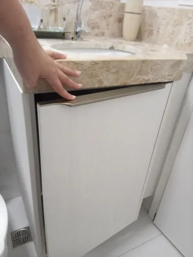 Vendo 2 armários para banheiro