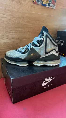 Lebron James XIX , Royalty ouro branco metálico 