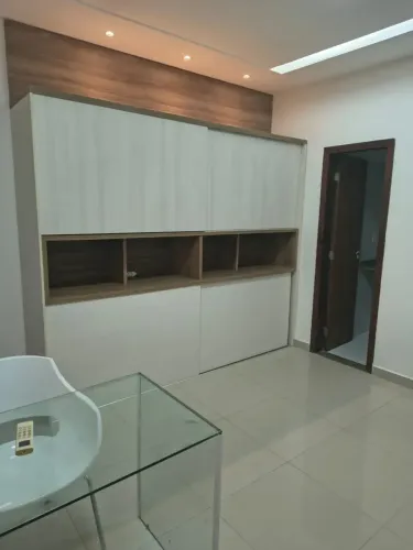 SALA COMERCIAL EM TIROL SEMIMOBILIADA COM RECEPCÃO