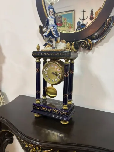 Antigo Relógio de Porcelana com Bronze Maquinário a pilha