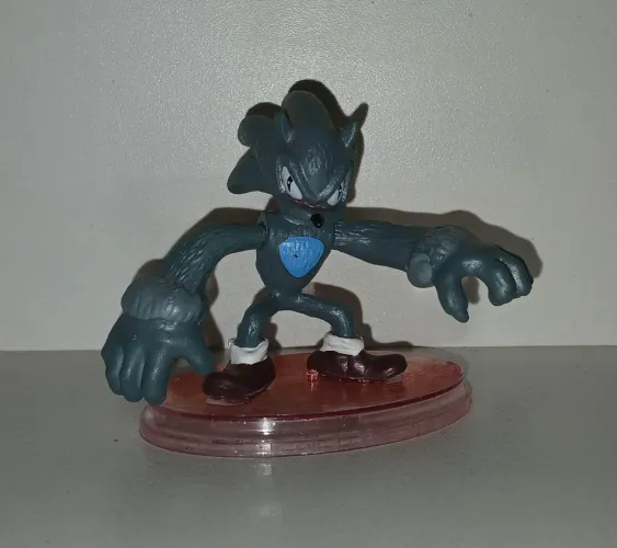 BONECO MINIATURA SONIC SELVAGEM WILD COLADO NA BASE CINZA