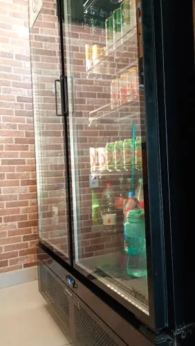 Manutenção em expositor de bebidas