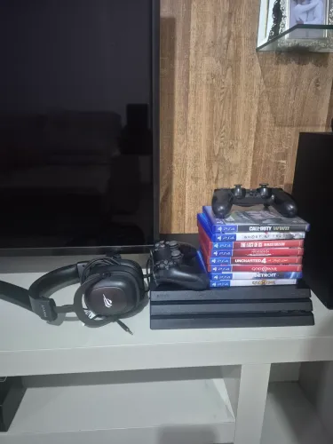 Vendo ps4 pro 1tb, acopanha 2 controles originais fone novinho e 8 jogos.