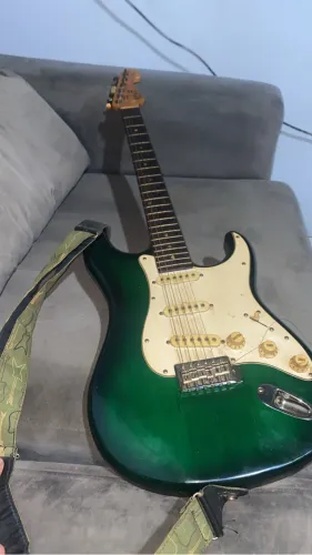 GUITARRA REVISADA DE COLECIONADOR NA COR VERDE EM PERFEITAS CONDIÇOES