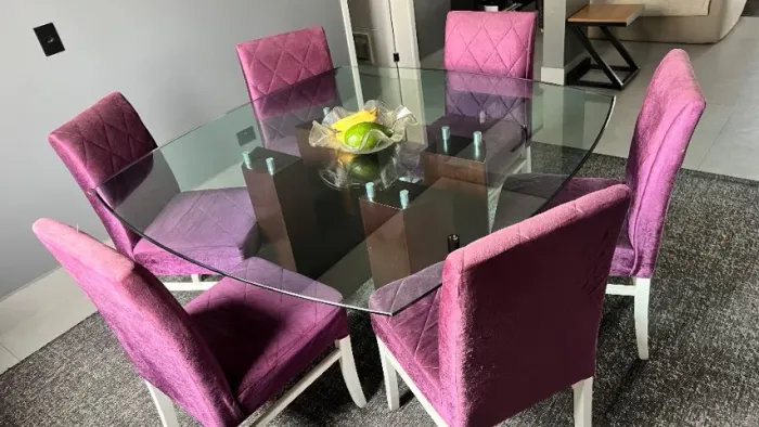 Mesa de Jantar Clássica com Vidro Detalhe Bordas + 6 Cadeiras em Veludo Roxo | Atemporal
