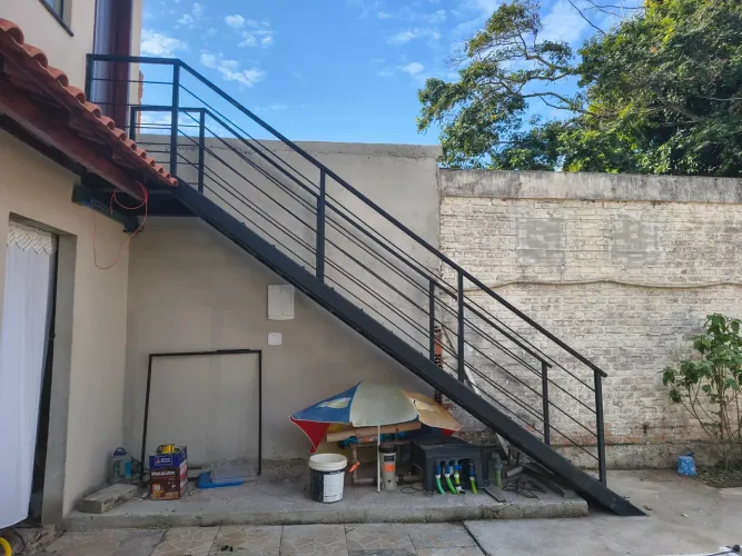 Vendo escada de ferro