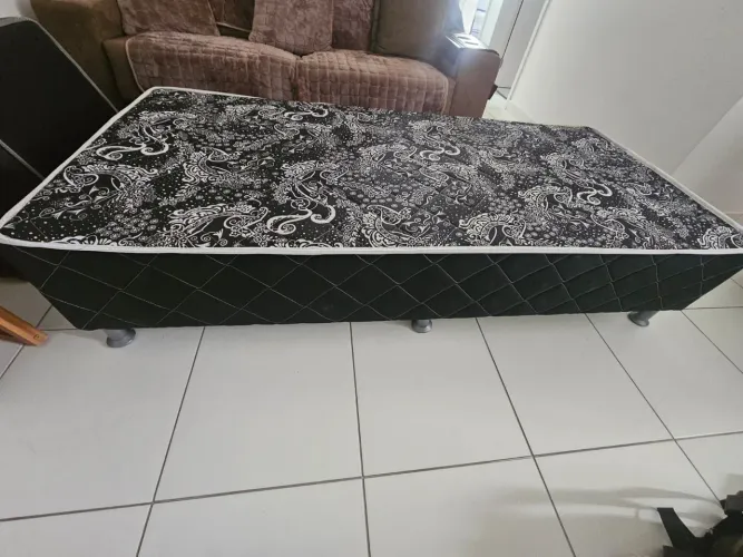 Base de cama de solteiro em ótimo estado
