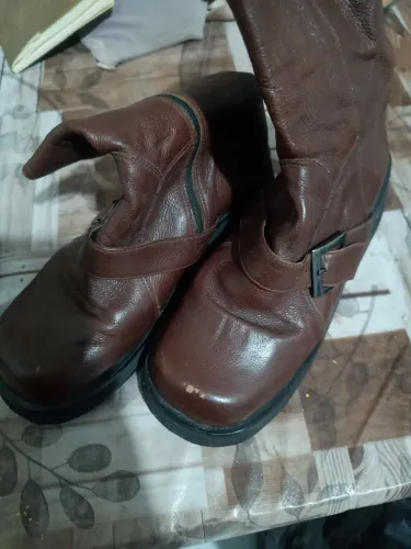 Bota de couro usada