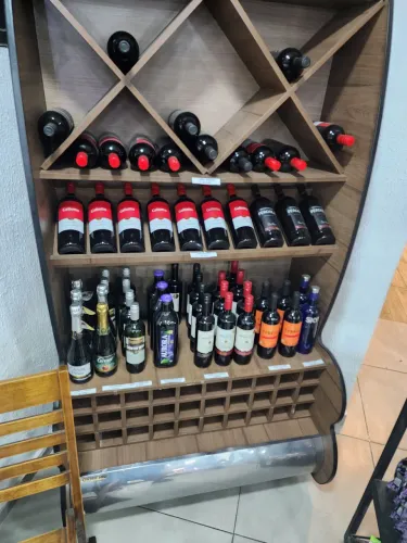 Vendo lindo expositor de vinhos