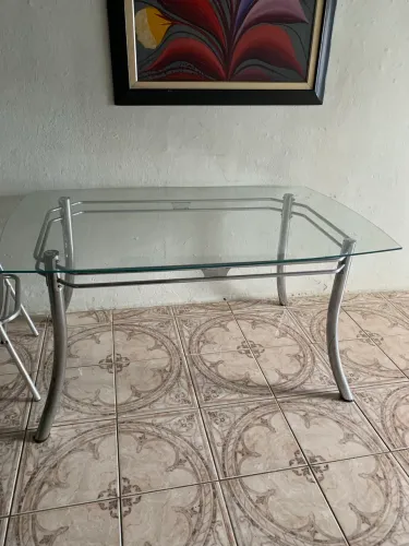 VENDE-SE UMA MESA DE VIDRO