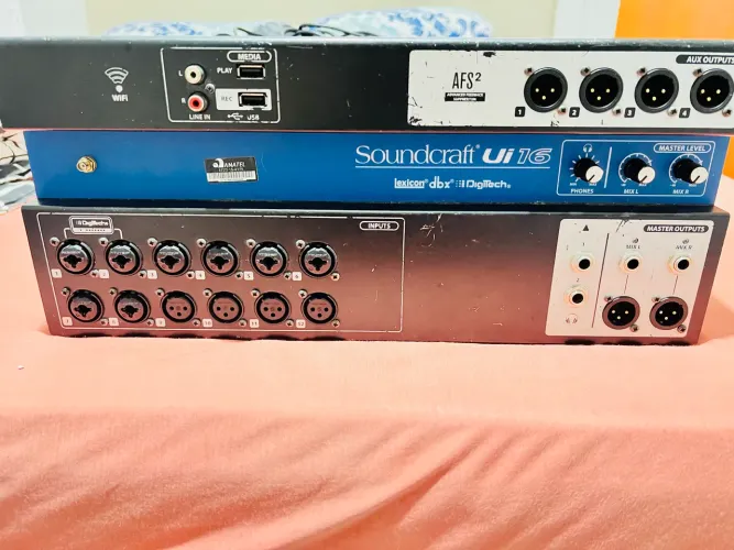Mesa de Som Soundcraft UI16