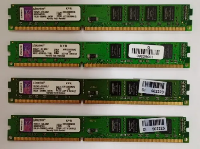 Kit com 4 pentes (usados) de memória Kingston KVR 4GB DDR3 1333MHz