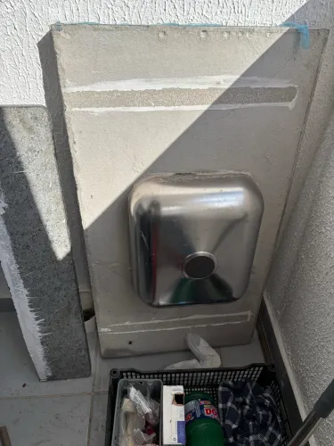 2 pias 1 de cozinha de alumínio e 1 para banheiro