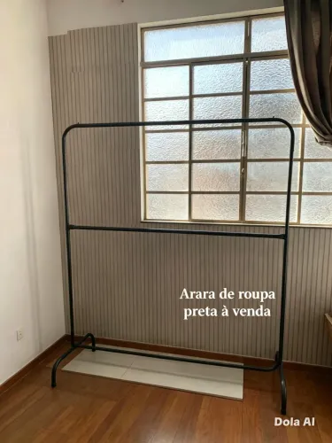 Arara de roupas dupla preta