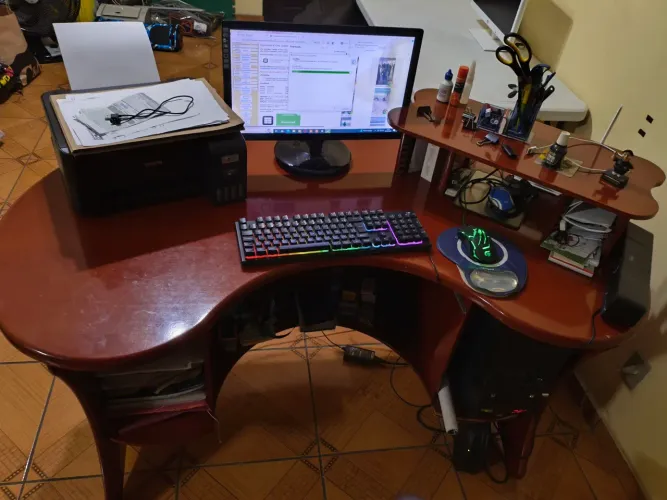 Vendo mesa de escritório/Pc em mogno 