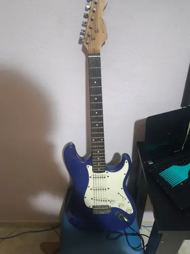 Guitarra semi-nova com amplificador novo (1 mes)