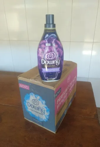 Amaciante de Roupas Downy Perfume Collection - 1,35 L (CAIXA FECHADA COM 9 UNIDADES)