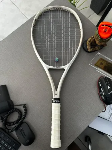 Raquete Yonex Vcore Sand 100 300g recuperada LEIA