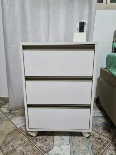 Mesa de Cabeceira Branca com 3 Gavetas e Rodinhas