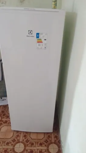 Vendo Freezer semi-novo na garantia. 