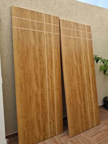 Porta envernizada frizada