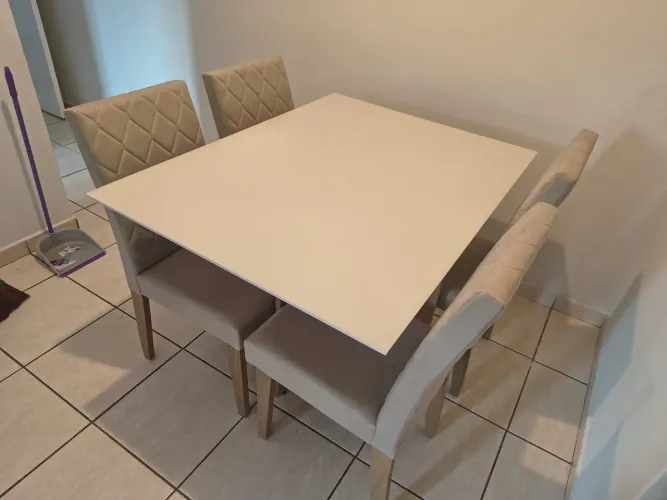 Mesa com 4 cadeiras novas