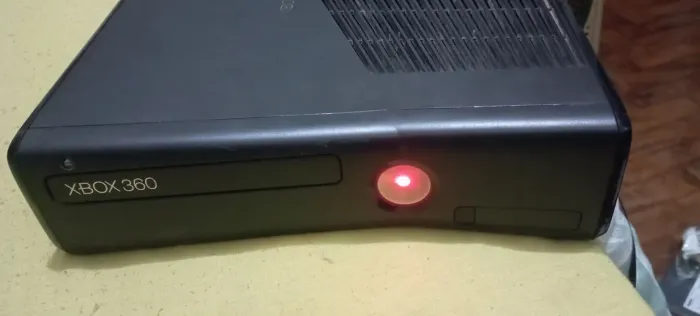 **Baixei** Xbox 360 slim / erro 0101 luz vermelha (carcaça boa) falta espelho traseiro