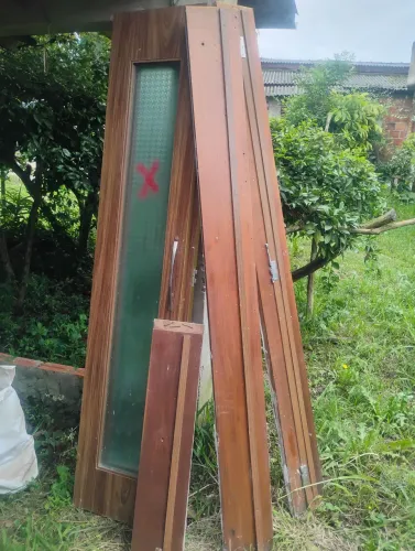 Porta camarão de 90 cm x 2,1 m. Nada estragado. Sem cupins. Tenho duas iguais.