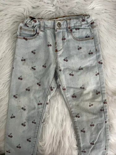 calça jeans zara baby. estampa de cereja. regulagem na cintura. tam 3/4 anos