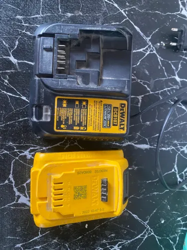 Carregador + Bateria DeWalt DCB107