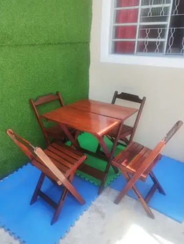 Mesas e cadeiras 