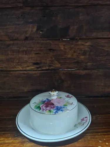 Vendo manteigueira de porcelana legítima  Estados Unidos Do Brasil.