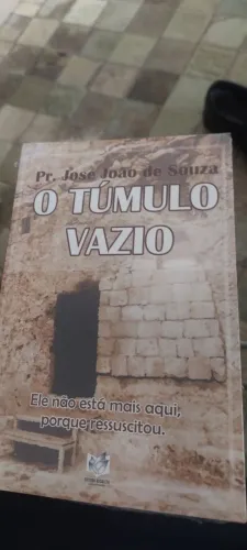 Vendo um livro o túmulo vazio 
