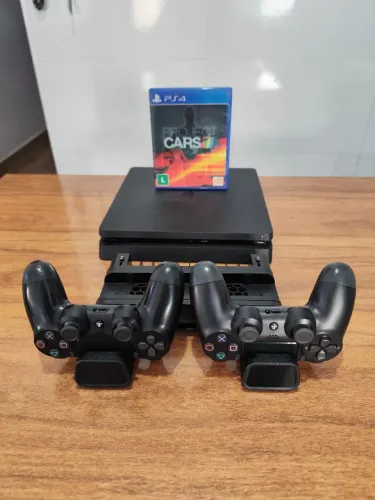 PS4 slim 1 tera , 2 controles, base carregadora, ótimo estado