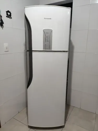 Vendo geladeira Frost Free 390 litros, 220V.