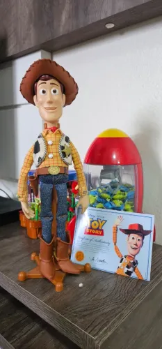 Toy Story - Woody Signature Collection em Inglês