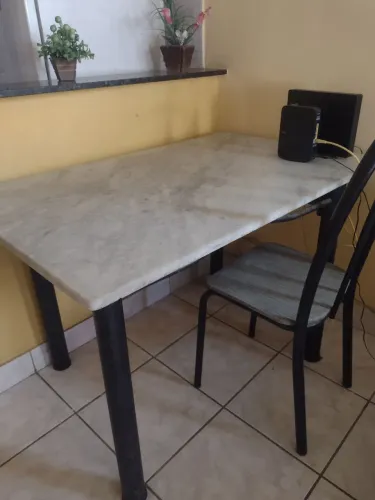 Vende se uma mesa de granito
