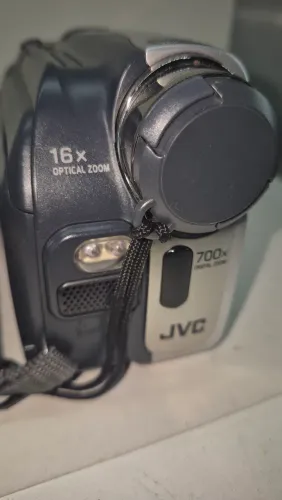 Câmera digital JVC com iluminação automática e redutor de ruídos.