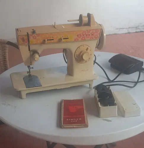 Máquina de costura singer